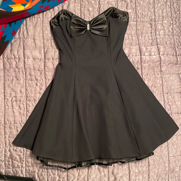 Dresses & Skirts - Vintage little black cocktail dress